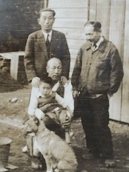 疎開先の三重県の寒村で育つ